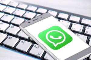 Como-Vender-no-WhatsApp e Ganhar-Mais-Dinheiro (Estratégias 2021)  Quer dar um impulso ao seu negócio? Descubra como vender seus produtos no WhatsApp e fique mais perto de milhões de compradores em potencial.- Marketing Digital