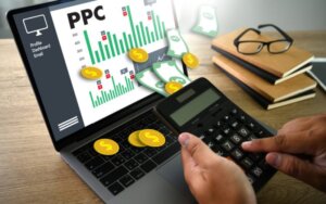 A pesquisa paga gera 15% do tráfego do site. Mas, Isso ainda é secundário para o SEO orgânico.     Porque, é uma peça significativa do quebra-cabeça. E, esse número não inclui outros tipos de PPC, como anúncios gráficos ou em vídeo.        O SEO tem um ótimo ROI. Mas, você não verá esse retorno por um tempo.